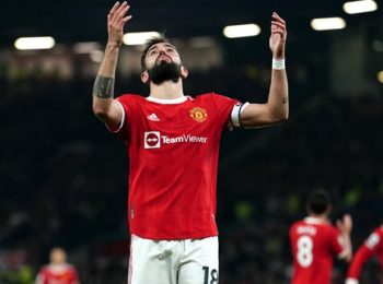 Manchester United wins final home game of the season