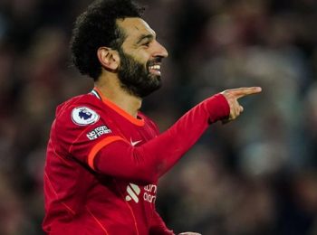 Gary Lineker believes it will be tough for Liverpool to hold contract talks with Mohamed Salah