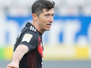 Lewandowski’s Penalty Sends Barcelona to La Liga Summit in Controversial Win