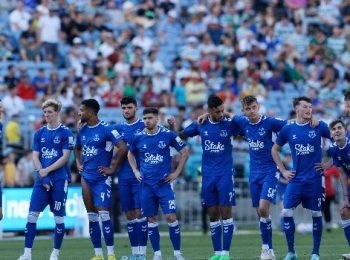 Everton Stuns Manchester United with First Old Trafford Win in 12 Years Despite Early Red Card